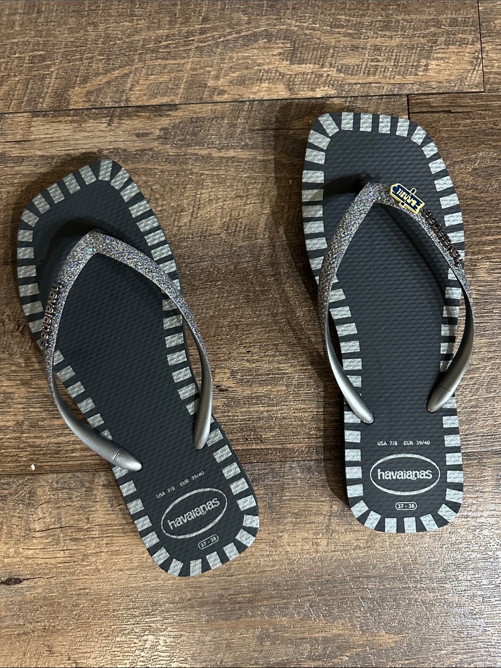 Havaianas Women's  Glitter Strap Flip Flops w/ Brazil Charm -Size 7/8